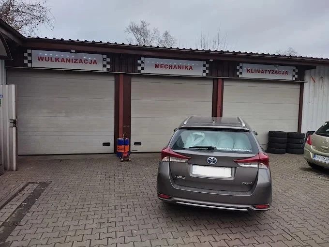 warsztat samochodowy Kraków All Cars Service stanowiska wulkanizacja mechanika klimatyzacja z samochodem przed serwisem 